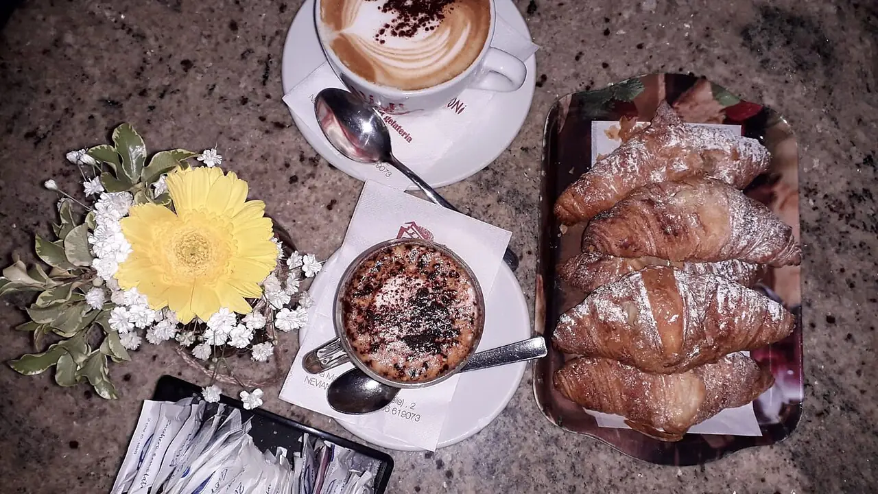 Cappuccino und Croissant